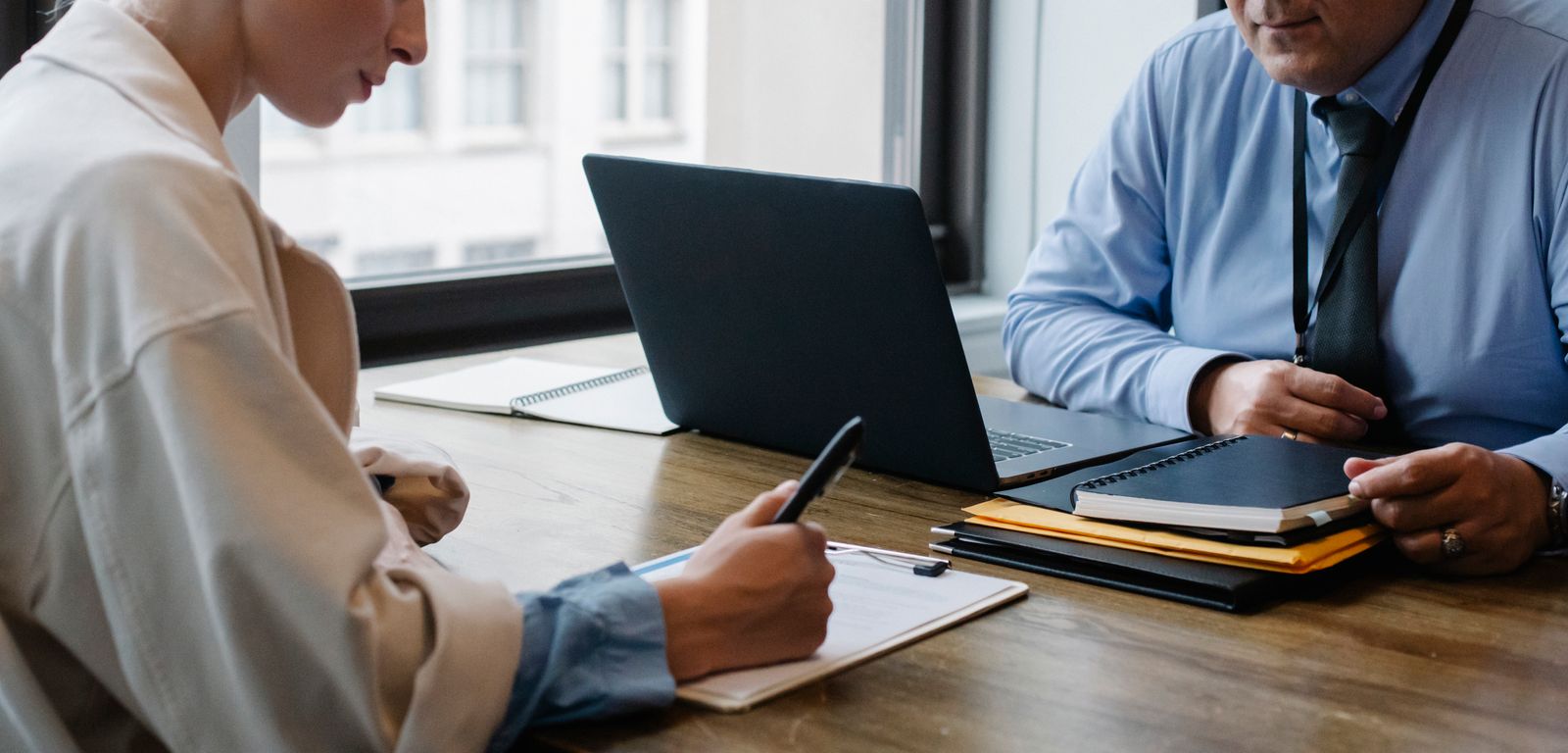 Profesionales revisando y firmando documentos en una oficina