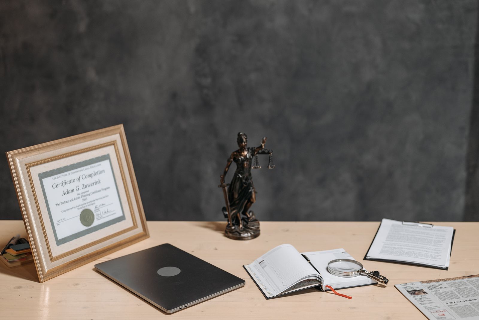Mesa de trabajo legal con balanza de la justicia y documentos